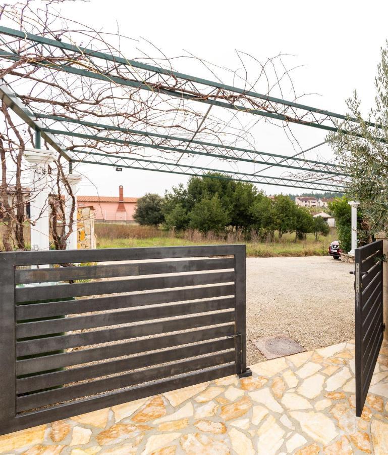 Holiday Home Bukovac Пула Екстер'єр фото